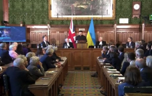 Зеленський у Лондоні показав, як спостерігає за атаками РФ