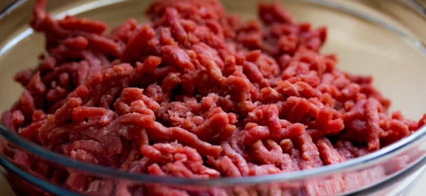 Це не м’ясо, а обрізки, жили і плівки: придивіться до кольору соку, який виділяє фарш – швидко покаже якість Це не м’ясо, а обрізки, жили і плівки: придивіться до кольору соку, який виділяє фарш – швидко покаже якість