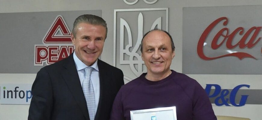 Українського тренера, який втік у Білорусь, позбавили звання: дісталося і його дружині Українського тренера, який втік у Білорусь, позбавили звання: дісталося і його дружині