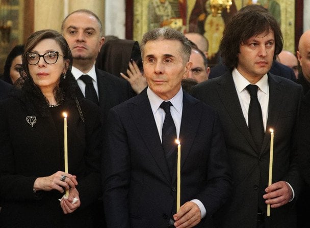 Представник Путіна Михайло Швидкой (у другому ряду) поруч із засновником партії «Грузинська мрія» Бідзіною Іванішвілі (у центрі), його дружиною Катериною Хведелідзе (ліворуч) та прем’єр-міністром Грузії Іраклієм Кобахідзе / © Associated Press