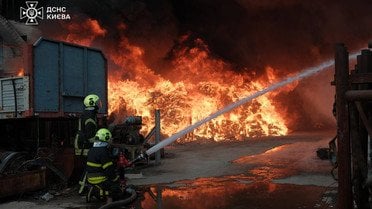 пожежа в Києві на вулиці Набережно-Корчуватська_1 / © ДСНС