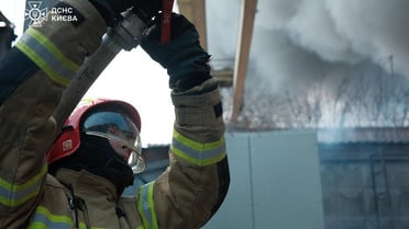 пожежа в Києві на вулиці Набережно-Корчуватська_3 / © ДСНС