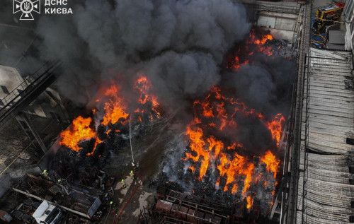 У Києві вирує масштабна пожежа: на місці працюють 83 вогнеборці та 24 одиниці техніки У Києві вирує масштабна пожежа: на місці працюють 83 вогнеборці та 24 одиниці техніки