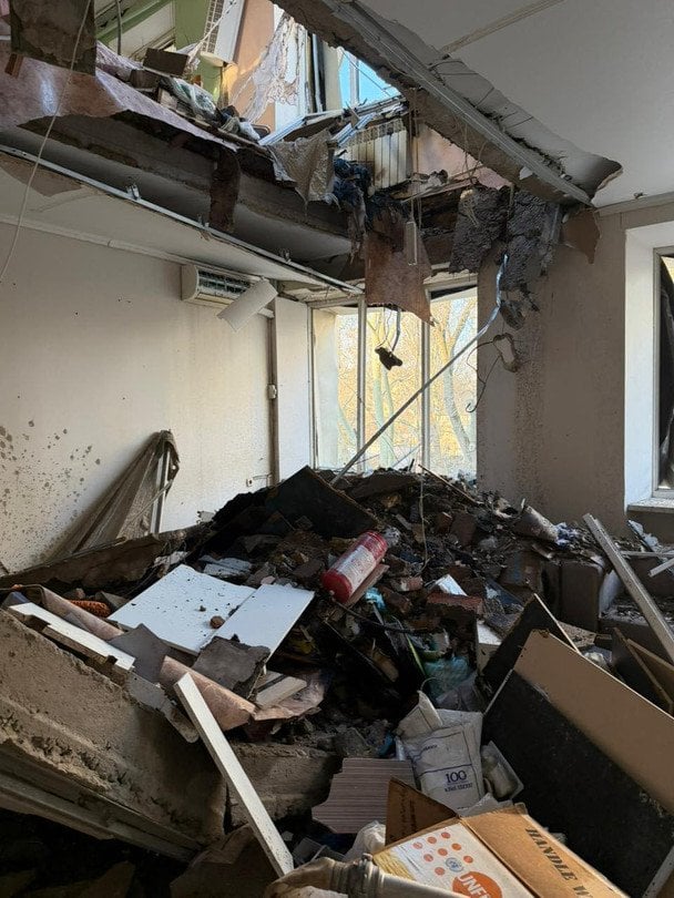 У Одесі зафіксували влучання в дах одного з пологових будинків. Фото: Департамент охорони здоров’я ОВА.