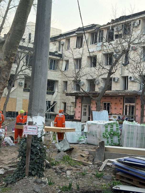 В Одесі зафіксували влучання в дах одного з пологових будинків. Фото: Департамент охорони здоров’я ОВА.