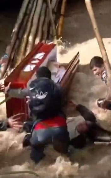 Труна впала в річку під час похорону / © скриншот з відео