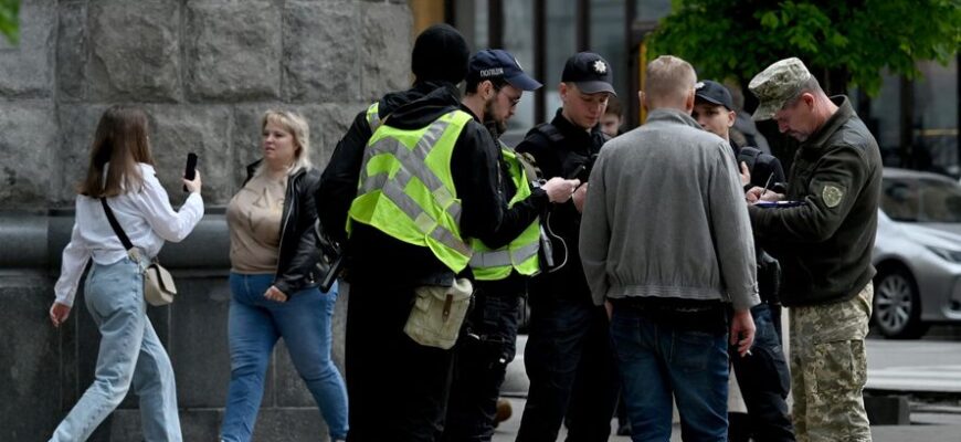 Приховані обличчя службовців ТЦК не мотивують спілкуватися: чи можуть вони носити балаклави Приховані обличчя службовців ТЦК не мотивують спілкуватися: чи можуть вони носити балаклави