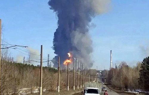 Вибух прогримів у Татарстані на ПАТ “Нижньокамськнафтохім”: над містом стоїть стовп чорного диму. ФОТО. ВІДЕО Вибух прогримів у Татарстані на ПАТ “Нижньокамськнафтохім”: над містом стоїть стовп чорного диму. ФОТО. ВІДЕО