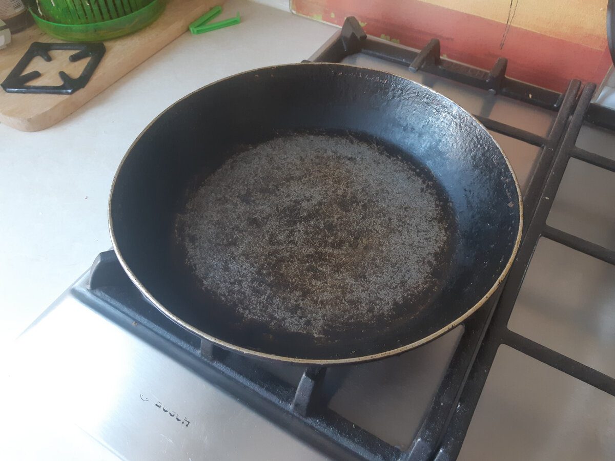 Господині порадили простий лайфхак, який допоможе очистити сковорідку від нагару та жиру