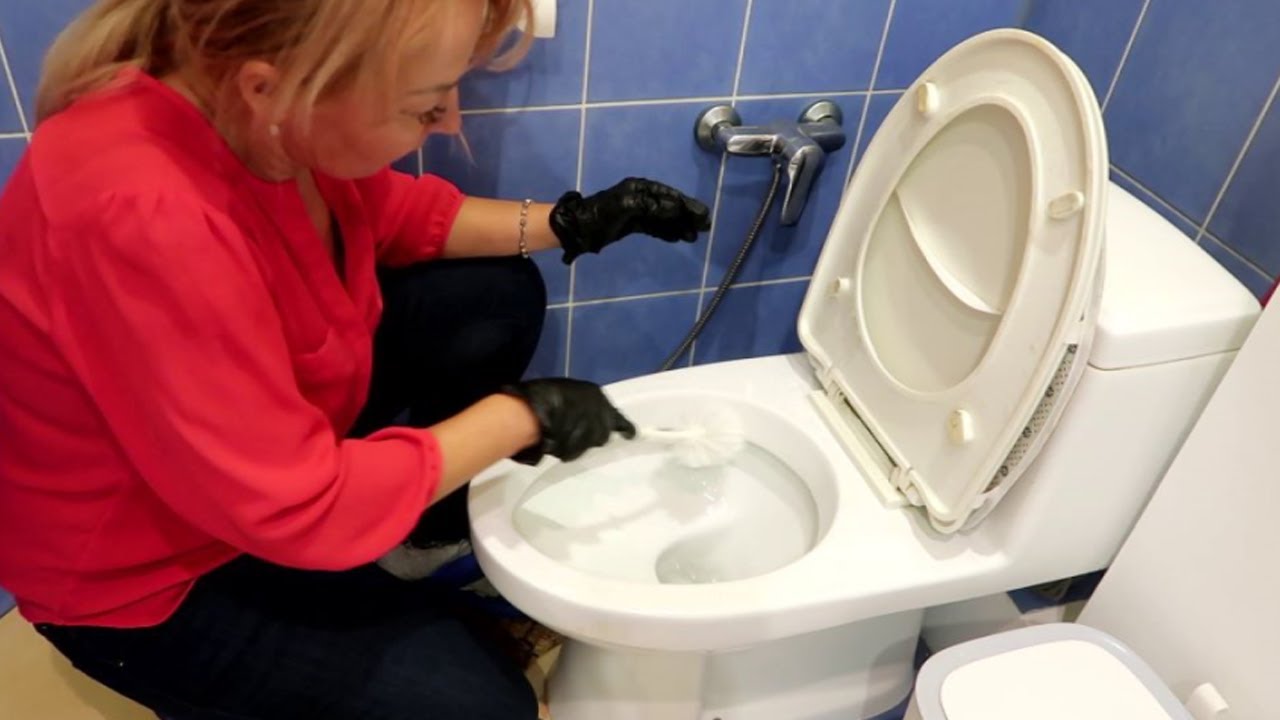 Експерти розповіли, як очистити сильно забруднений унітаз. Фото: скріншот з YouTube Експерти розповіли, як очистити сильно забруднений унітаз. Фото: скріншот з YouTube