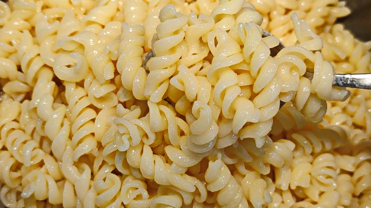 Кухарі розповіли, як варити макарони, щоб вони не злиплися навіть на другий день