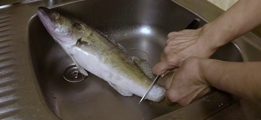 1 кухонний лайфхак – і свіжа риба більше не буде вислизати з рук під час очищення 1 кухонний лайфхак – і свіжа риба більше не буде вислизати з рук під час очищення