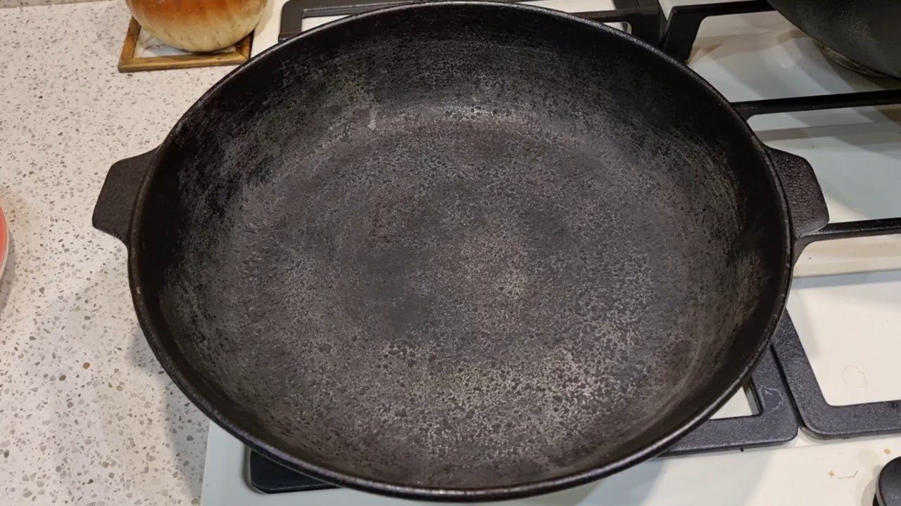 Господині розповіли, як легко позбутися нагару на чавунній сковороді