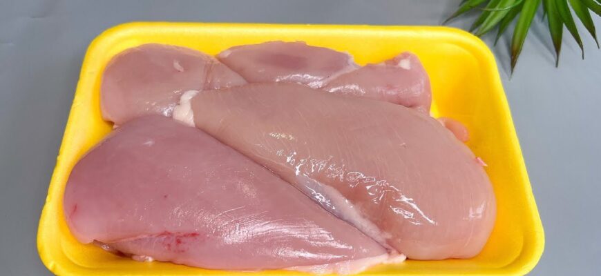 Порядний працівник м’ясного відділу показав, як за 3 секунди перевірити свіжість курячого філе на вітрині Порядний працівник м’ясного відділу показав, як за 3 секунди перевірити свіжість курячого філе на вітрині