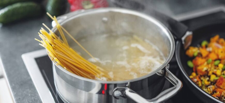 Не висипайте макарони в друшляк: 1 секретний метод зливання води – і ви більше не повернетесь до старого Не висипайте макарони в друшляк: 1 секретний метод зливання води – і ви більше не повернетесь до старого