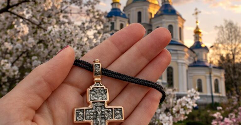 Натільний хрестик — як правильно носити, та що не можна робити зі цим священним оберегом. Натільний хрестик — як правильно носити, та що не можна робити зі цим священним оберегом.