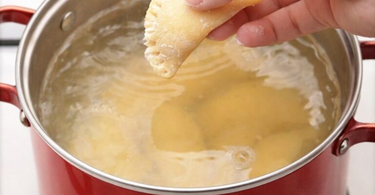 Ось як правильно варити заморожені вареники, щоб не злипались та не розварювались. Ось як правильно варити заморожені вареники, щоб не злипались та не розварювались.