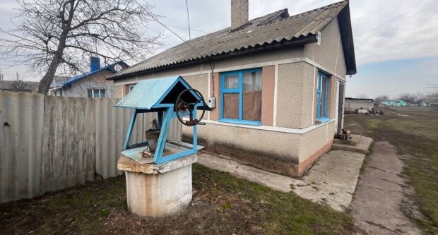 Очистка води в криниці після паводакаю Фото Стіна