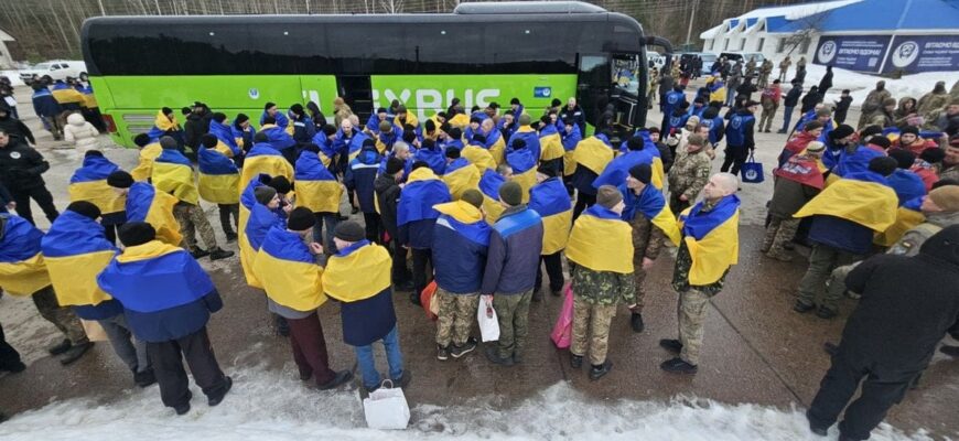 Хліб та солоний огірок у кишені: щемливі кадри великого обміну українських захисників Хліб та солоний огірок у кишені: щемливі кадри великого обміну українських захисників