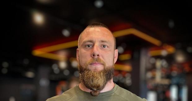 Дніпрянин віддає найміцнішу бороду України за мільйон, щоб допомогти ЗСУ Дніпрянин віддає найміцнішу бороду України за мільйон, щоб допомогти ЗСУ