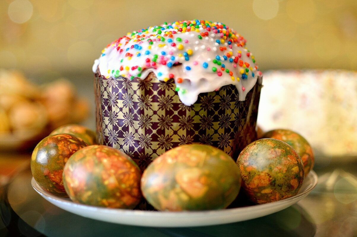 Які продукти покласти в кошик на Великдень окрім паски