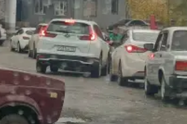 ⚡️‼️Ha зaпpaвкax пaнікa: вeликі чepги — pозбиpaють yce😱A вce чepeз тe, що…