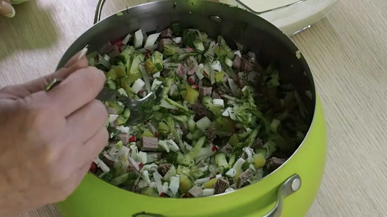 Господині розповіли рецепт смачної окрошки з мʼясом Господині розповіли рецепт смачної окрошки з мʼясом