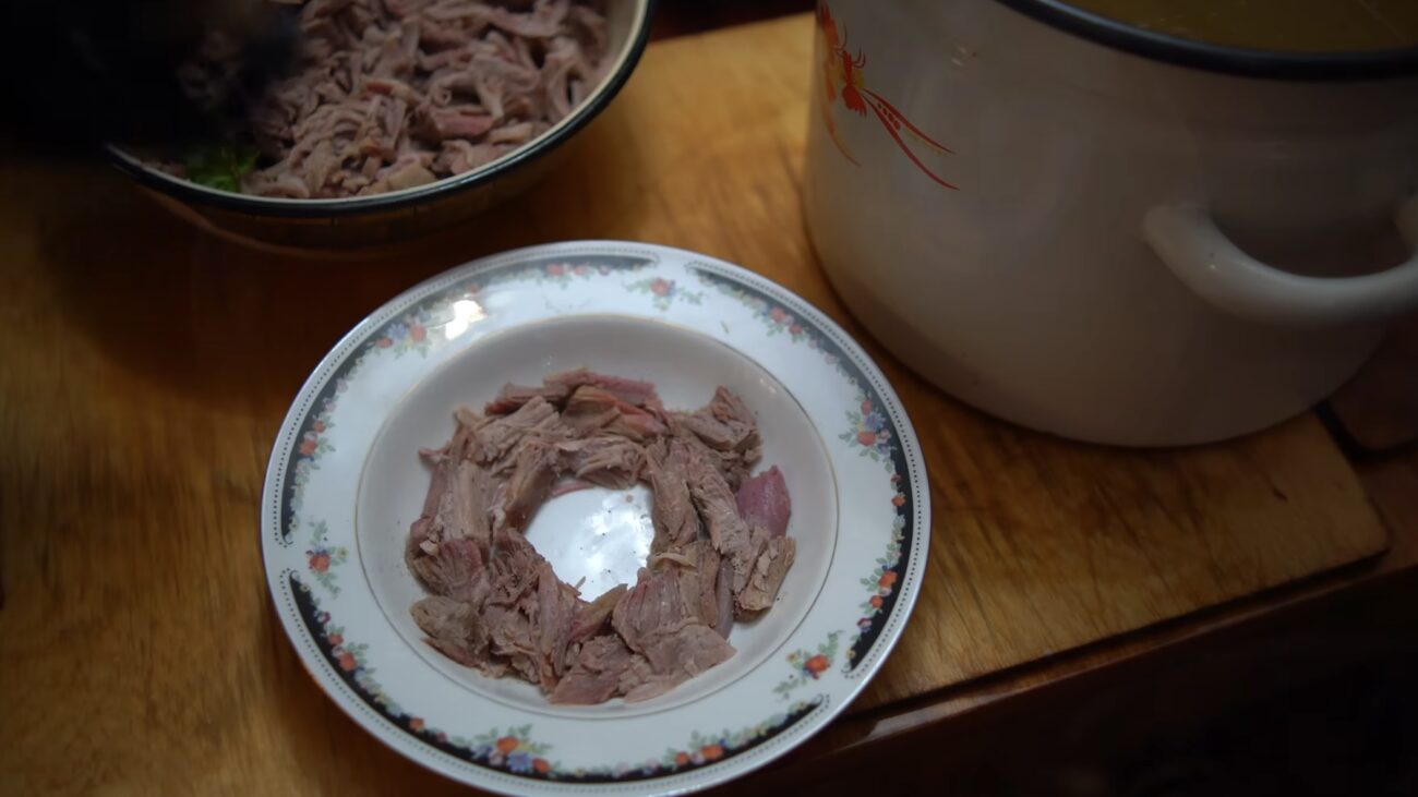 Господині розповіли, як приготувати прозорий холодець до великоднього столу: Фото: YouTube КАРПАТСЬКІ ШКВАРКИ Господині розповіли, як приготувати прозорий холодець до великоднього столу: Фото: YouTube КАРПАТСЬКІ ШКВАРКИ