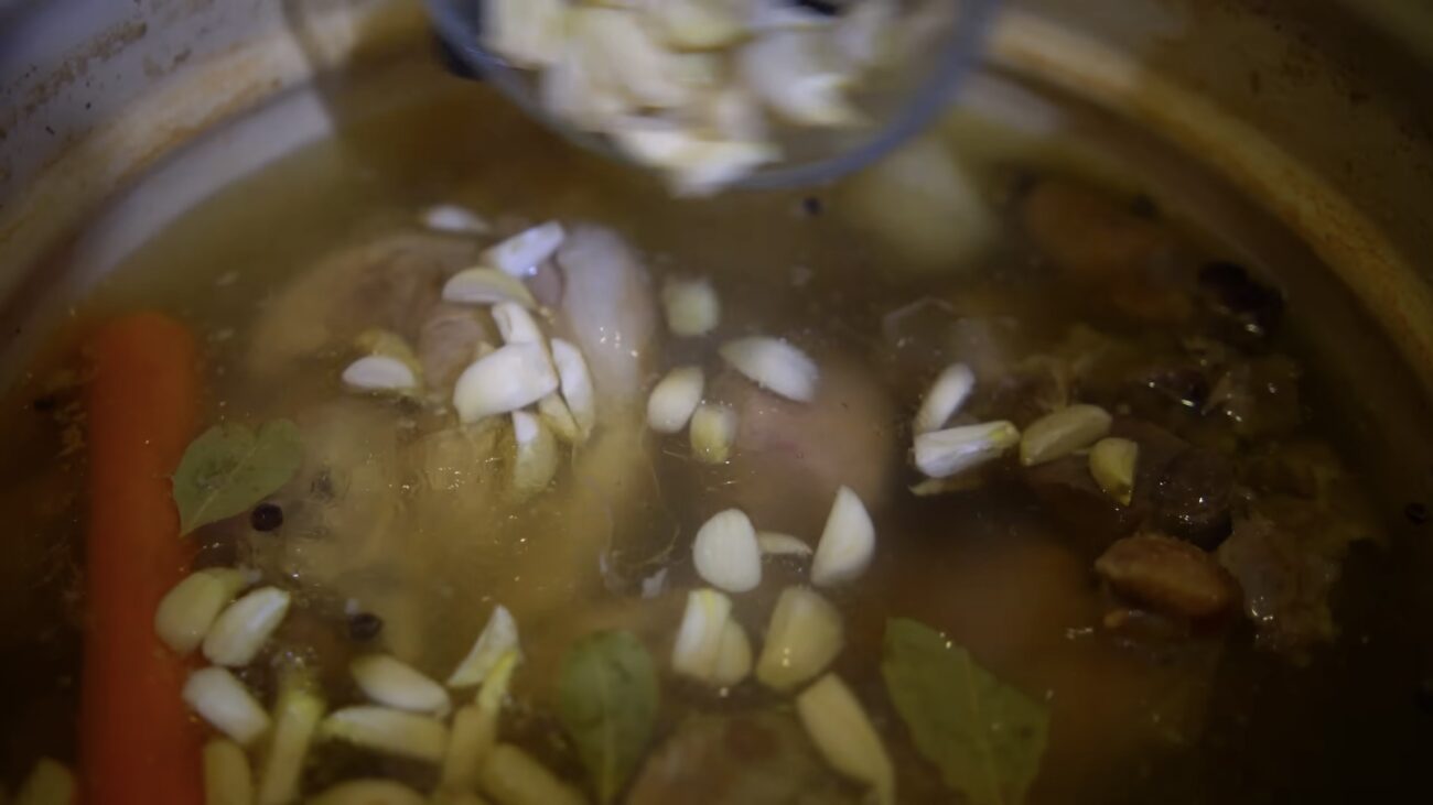 Господині розповіли, як приготувати прозорий холодець до великоднього столу: Фото: YouTube КАРПАТСЬКІ ШКВАРКИ Господині розповіли, як приготувати прозорий холодець до великоднього столу: Фото: YouTube КАРПАТСЬКІ ШКВАРКИ