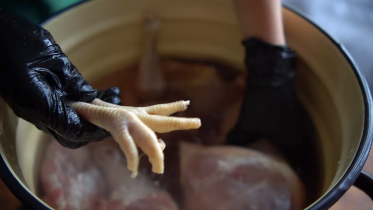 Господині розповіли, як приготувати прозорий холодець до великоднього столу: Фото: YouTube КАРПАТСЬКІ ШКВАРКИ Господині розповіли, як приготувати прозорий холодець до великоднього столу: Фото: YouTube КАРПАТСЬКІ ШКВАРКИ