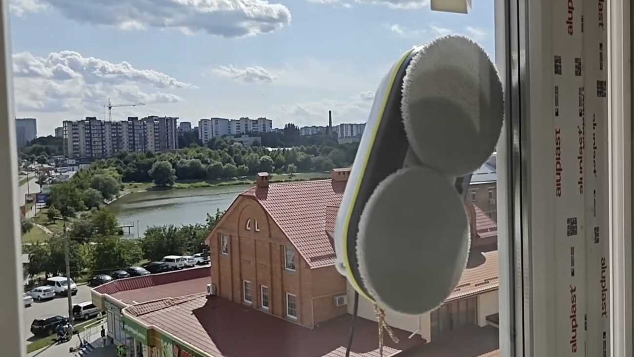 Експерти розповіли, як користуватися роботом для миття вікон. Фото: YouTube Ремонт Петрович Експерти розповіли, як користуватися роботом для миття вікон. Фото: YouTube Ремонт Петрович