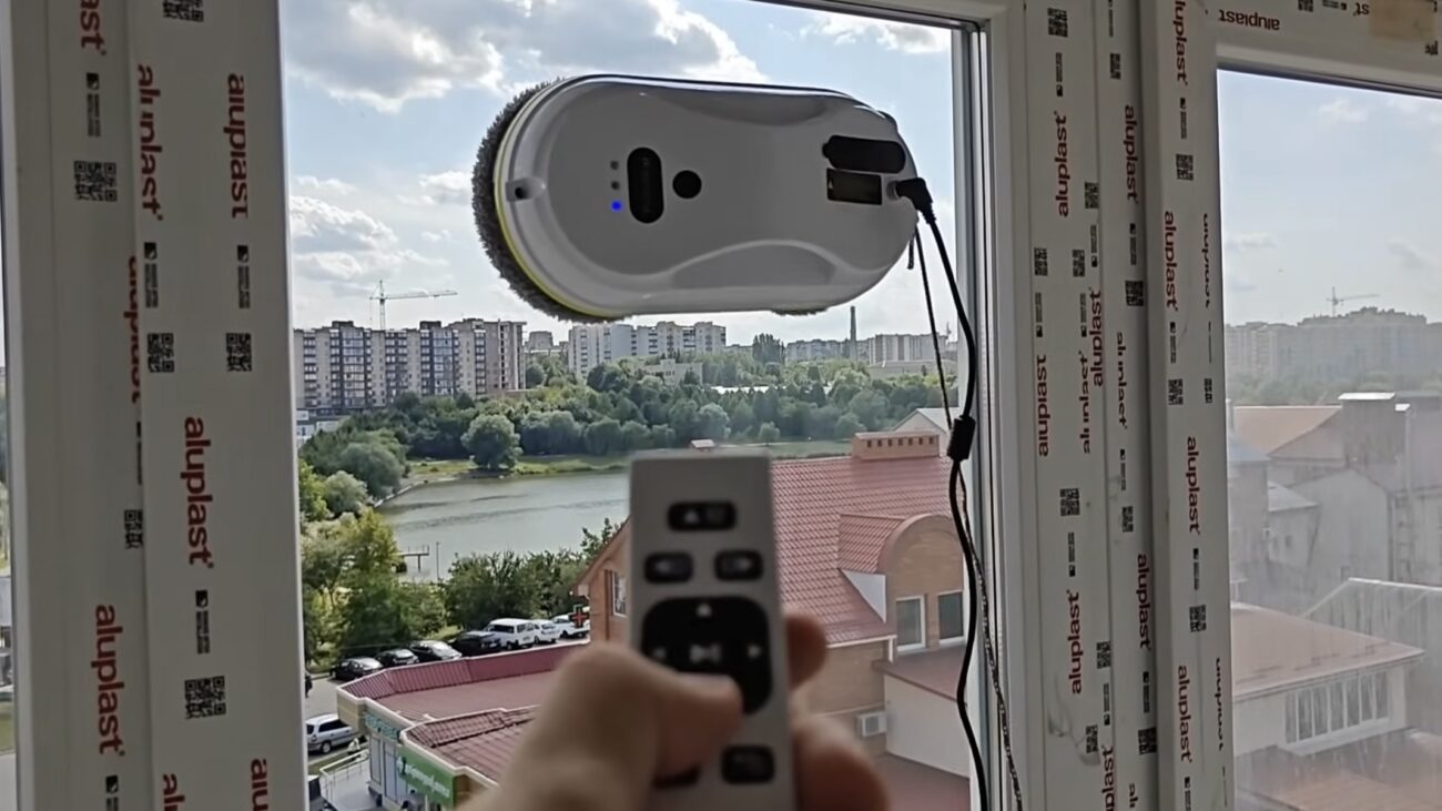 Експерти розповіли, як користуватися роботом для миття вікон. Фото: YouTube Ремонт Петрович Експерти розповіли, як користуватися роботом для миття вікон. Фото: YouTube Ремонт Петрович