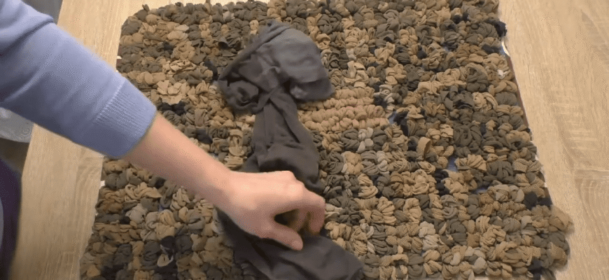 Старі діряві колготки – не сміття, а скарб: нарізаю кільцями і шию килимок не гірше, ніж з “Юску” Старі діряві колготки – не сміття, а скарб: нарізаю кільцями і шию килимок не гірше, ніж з “Юску”