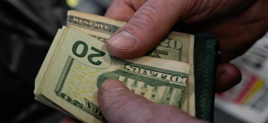 Курс долара б’є рекорди: чи буде 50 грн за долар — прогноз аналітика Курс долара б’є рекорди: чи буде 50 грн за долар — прогноз аналітика