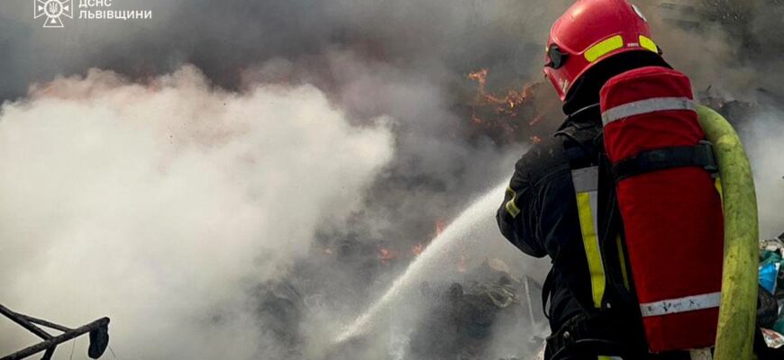 Масштабна пожежа під Львовом: горять склади, небо затягнуло димом Масштабна пожежа під Львовом: горять склади, небо затягнуло димом