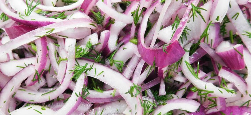 Мариную цибулю без оцту за 10 хвилин: ідеальна до шашлику, а зникає зі столу швидше за м’ясо