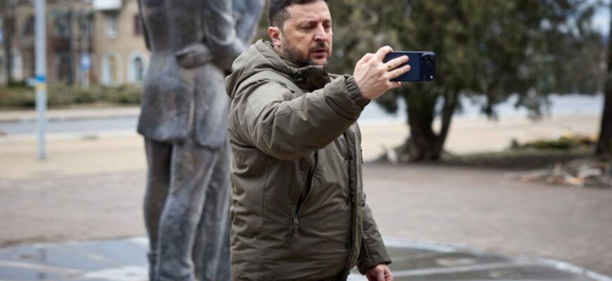 Мінімум сну і максимум кави: у NYT опублікували репортаж про день Зеленського на передовій Мінімум сну і максимум кави: у NYT опублікували репортаж про день Зеленського на передовій