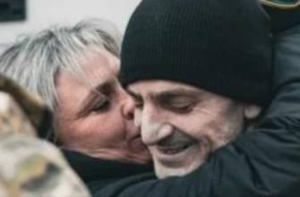 “Знову відчув себе людиною!”: Військовий після звільнення з російського полону зустрівся з дружиною (відео)