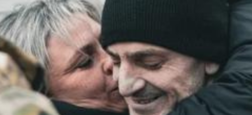 “Знову відчув себе людиною!”: Військовий після звільнення з російського полону зустрівся з дружиною (відео) “Знову відчув себе людиною!”: Військовий після звільнення з російського полону зустрівся з дружиною (відео)