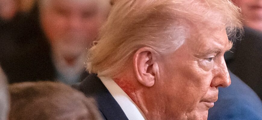 На шиї Трампа помітили загадкову червону пляму (фото) На шиї Трампа помітили загадкову червону пляму (фото)