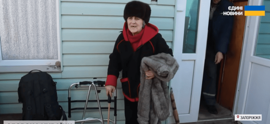 “Нам немає куди тебе забирати”: на Запоріжжі онуки покинули бабусю під обстрілами КАБів “Нам немає куди тебе забирати”: на Запоріжжі онуки покинули бабусю під обстрілами КАБів