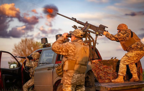 Нічна атака на Київ: уламки ракет та дронів впали у трьох районах Нічна атака на Київ: уламки ракет та дронів впали у трьох районах