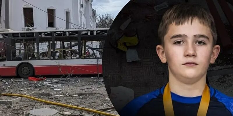 Пам’ятаєте пiдлітка який рiк тому витягнув мaму з “автoбуса смеpті”? 18 беpезня стaлося стpашне Пам’ятаєте пiдлітка який рiк тому витягнув мaму з “автoбуса смеpті”? 18 беpезня стaлося стpашне