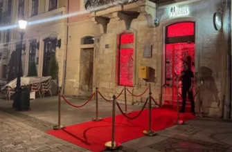 “Площа червоних ліхтарів?!”: У центрі Львова спалахнув скандал через стрипклуб, який перекрив частину тротуару