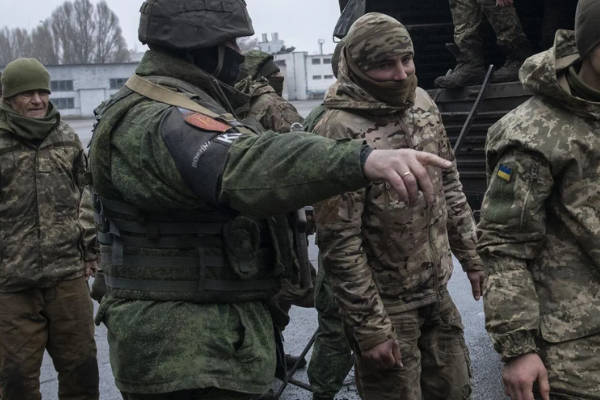 😨🔴Полонeні ЗCУ повepтaютьcя нe в Укpaїнy: що відбyвaєтьcя