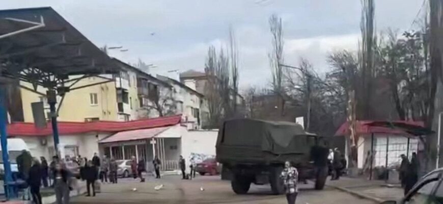 П’яні російські окупанти протаранили натовп у Донецьку: є загиблі, спливли моторошні деталі (відео) П’яні російські окупанти протаранили натовп у Донецьку: є загиблі, спливли моторошні деталі (відео)