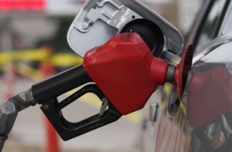 Рекордні ціни на АЗС та історичний курс долара: як війна на Близькому Сході “вдарила” по Україні і чого чекати далі