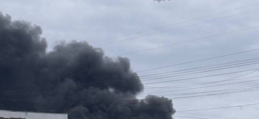 Росія вдруге за день вдарила по великому обласному центрі: лунають вибухи, над містом стовп диму Росія вдруге за день вдарила по великому обласному центрі: лунають вибухи, над містом стовп диму