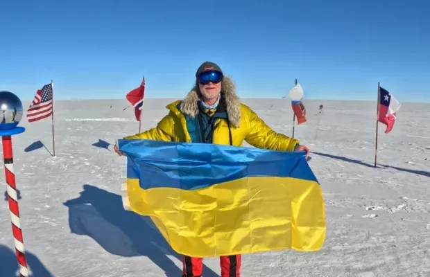 Російський триколор зняв: Латвійський альпініст в Антарктиці підняв прапор України (відео)