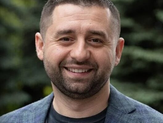 Депутати рвуться на фронт: Арахамія пояснив слова Зеленського про мобілізацію нардепів Депутати рвуться на фронт: Арахамія пояснив слова Зеленського про мобілізацію нардепів